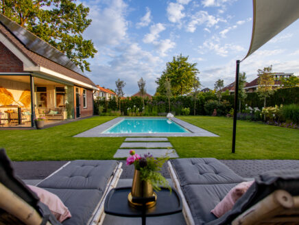loungebedden-zwembad-tuin